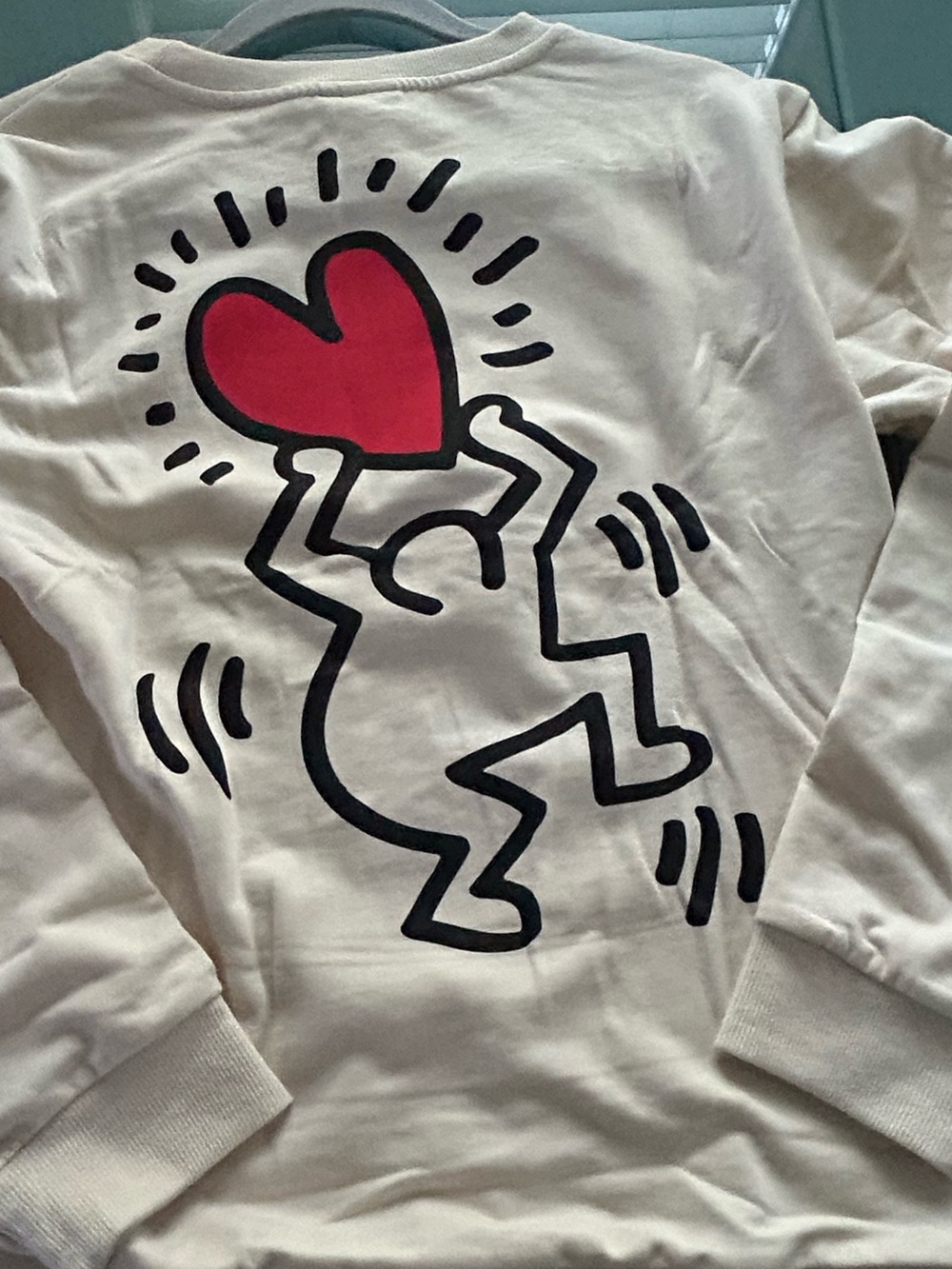 NWT KEITH HARING Plush Cream Graphic Heart Crewneck Sweatshirt Size Medium - Picture 6 of 11